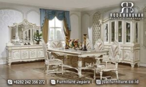 Jual Set Ruang Makan Mewah Cordoba Klasik Elegan FS1363, terbuat dari kayu jati dengan cat duco gold dan kain bludru, siap memanjakan ruang makan Anda dengan desain elegan dan tahan lama.