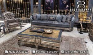 Jual Sofa Tamu Set Mewah Casablanca Relief Halus FS1355 dengan rangka kayu jati dan finishing emas, sempurna untuk menambah nuansa elegan klasik di ruang tamu Anda.