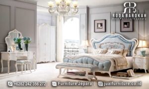 Jual Tempat Tidur Mewah Lusso Standar Ekspor FS1371, terbuat dari kayu jati dengan finishing pewarnaan putih, desain ukiran elegan, dan sandaran tufted yang menawan.