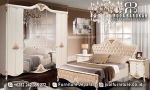 Jual Tempat Tidur Mewah dengan rangka kayu jati dan finishing Holz Gold, dilengkapi cermin untuk sentuhan elegan di kamar Anda.
