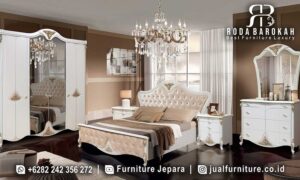 Kamar Tidur Mewah Modern Sevilla Nuansa Timeless FS1311 terbuat dari kayu jati dengan finishing cat duco dan hiasan emas, sempurna untuk menambah kemewahan di ruang tidur Anda.