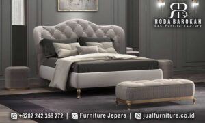 Kamar Tiduur Mewah Portofino Relief Detail FS1428 hadir dengan rangka kayu jati dan sandaran kepala tinggi, menawarkan nuansa elegan dan nyaman untuk tidur berkualitas.