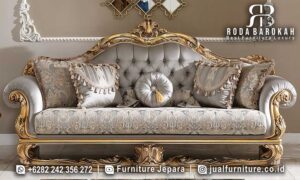 Kursi Sofa Tamu Mewah Palermo Nyaman Digunakan FS1353 terbuat dari kayu jati dengan finishing lacquer emas, menawarkan nuansa elegan dan sandaran tinggi bermotif floral.