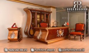 Meja Kantor Jepara Maestro Tahan Lama FS1430 tampil elegan dengan kayu jati dan ukiran motif flora, sempurna untuk ruang kerja eksekutif Anda.