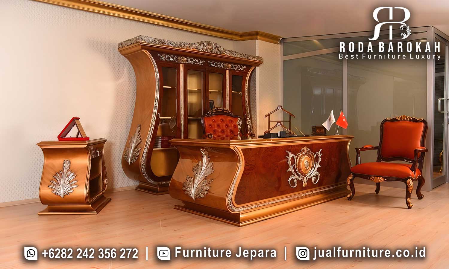 Meja Kantor Jepara Maestro Tahan Lama FS1430 tampil elegan dengan kayu jati dan ukiran motif flora, sempurna untuk ruang kerja eksekutif Anda.
