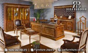 Meja Kantor Mewah Sovrano Kerajinan Jepara FS1429 hadir dengan kayu jati dan finishing poles kilap, membawa nuansa elegan dan mewah untuk ruang kerja Anda.