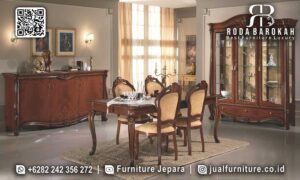Meja Makan Jati Natural dengan kaki meja ukiran elegan dan busa tebal, sempurna untuk suasana klasik Eropa yang mewah di rumah Anda.