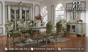 Meja Makan Mewah Klasik ini hadir dengan desain klasik modern, kaki ukiran, dan kain bludru tebal, sempurna untuk menambah nuansa elegan di rumah Anda.
