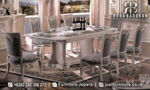 Meja Makan Mewah Napoleon Nuansa Klasik FS1445 terbuat dari kayu jati dengan cat putih dan ornamen ukiran, ideal untuk menciptakan suasana elegan di rumah Anda.
