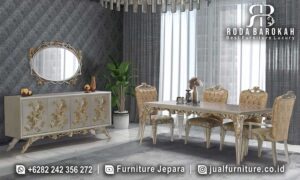 Meja Makan Mewah Nuansa Emas Castello Pahatan Halus FS1325 terbuat dari kayu jati dengan finishing Doff Gold, memberikan nuansa elegan dan keawetan yang tahan lama.