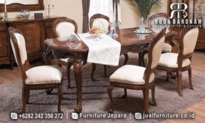 Meja Makan Natural Jati Villa Pengerjaan Halus FS1446, elegan dengan pahat ukiran kayu dan finishing doff gloss, sempurna untuk nuansa klasik modern.