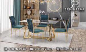 Meja Makan Stainless Luxury Verona Ukiran Ornamental FS1435 hadir dengan kaki berbentuk X dan dudukan kain bludru, sempurna untuk nuansa elegan dan mewah di ruang makan Anda.