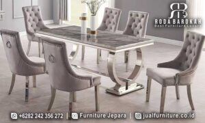 Meja Makan Stainless Villa Detail Ornamen FS1339 hadir dengan kaki stainless steel melengkung dan finishing krom, sempurna untuk gaya minimalis modern di rumah Anda.