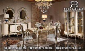 Meja Ruang Makan Mewah Palermo Material Terbaik FS1302 hadir dengan desain klasik elegan, kaki ukiran, dan finishing doff gold yang tahan lama untuk menambah kemewahan ruang makan Anda.