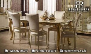 Model Ruang Makan Mewah Louis Handmade Jepara FS1419, dengan meja marmer dan kaki berukir kayu jati, sempurna untuk menambah nuansa elegan di rumah Anda.