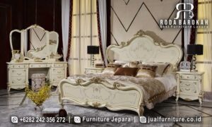 Model Tempat Tidur Klasik Palazzo Relief Detail FS1358, terbuat dari kayu jati dengan ukiran gold elegan dan busa density, sempurna untuk melengkapi dekorasi klasik modern Anda.