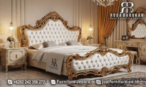 Promo Tempat Tidur Mewah Cortile Rakitan Presisi FS1383, terbuat dari kayu jati dengan ukiran emas dan sandaran kepala tinggi, sempurna untuk nuansa klasik dan elegan di rumah Anda.