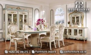 Ruang Makan Mewah Medici Handmade Jepara FS1375 hadir dengan kayu jati dan finishing doff, menawarkan elegansi klasik Eropa dengan pilar tengah dan ukiran indah.