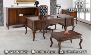 Set Meja Kantor Furnituure Mewah Sevilla Bahan Berkualitas FS1400 hadir dengan rangka kayu jati finishing doff dan desain elegan, sempurna untuk menciptakan suasana kerja klasik yang nyaman.