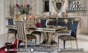 Set Meja Makan Luxury Classico Motif Elegan FS1433 hadir dengan desain klasik Eropa, rangka kayu jati, dan kaki meja berbentuk klasik, menjadikannya pilihan sempurna untuk ruang makan Anda.