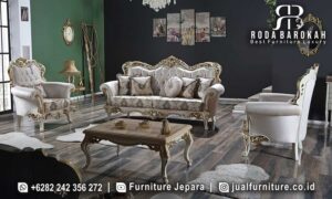 Set Sofa Ruang Tamu Jepara Dubrovnik Tampilan Klasik FS1342 terbuat dari kayu jati dengan finishing dukat emas, memberikan nuansa elegan dan daya tarik klasik yang sempurna untuk ruang tamu Anda.