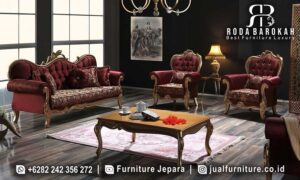 Set Sofa Tamu Mewah Cortile Kesan Klasik FS1356 dengan rangka kayu jati dan kain bludru merah marun akan hadirkan elegansi yang menawan di ruang tamu Anda.