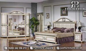 Set Tempat Tidur Klasik Mewah Royale Tampilan Klasik FS1370 menawarkan elegansi kayu jati dengan finishing lukisan emas, sempurna untuk kamar tidur utama Anda.