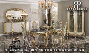Set Tempat Tidur Mewah Klasik Maestro Ukiran Halus FS1303 dari kayu jati dengan finishing gold doff dan sandaran tinggi, sempurna untuk menambah elegansi ruang tidur Anda.