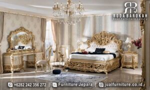 Set Tempat Tidur Mewah Royale Kokoh Kuat FS1286 terbuat dari kayu jati dengan finishing lacquer emas yang megah, sempurna untuk dekorasi klasik modern Anda.
