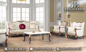 Sofa Mewah Ruang Tamu Florence Ukiran Jepara FS1423, terbuat dari kayu jati dengan finishing lacquer emas dan busa tebal, menghadirkan kemewahan klasik untuk rumah Anda.