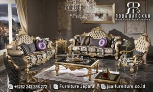 Sofa Ruang Tamu Furniture Jepara Granada Tampilan Prestisius FS1295 menawarkan nuansa mewah dengan rangka kayu jati dan pilar emas yang memikat untuk ruang tamu Anda.