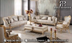Sofa Tamu Mewah Aksen Emas ini hadir dengan kayu jati berfinishing gold dan ornamen ukiran elegan, sempurna untuk menciptakan nuansa klasik modern di ruang tamu Anda.