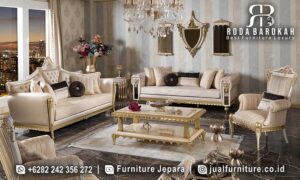 Sofa Tamu Mewah Cremona Pengrajin Jepara FS1305, hadir dengan bahan kayu jati dan pilar emas, memberikan sentuhan elegan untuk ruang tamu Anda.