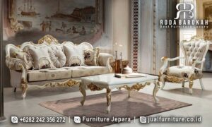 Sofa Tamu Mewah Jepara Positano Seniman Jepara FS1329 hadir dengan rangka kayu jati dan lukisan emas, sempurna untuk menambah nuansa elegan di ruang tamu Anda.