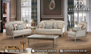 Sofa Tamu Mewah Ravenna Konstruksi Solid FS1389 hadir dengan rangka kayu jati dan kaki logam perak, memberikan nuansa elegan dan dudukan empuk untuk ruang tamu Anda.