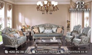 Sofa Tamu Mewah Spesial Prestige Kesan Elegan FS1390, dengan rangka kayu jati dan fabric velvet, akan memberi nuansa klasik Eropa yang mewah di ruang tamu Anda.