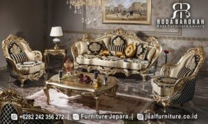 Sofa Tamu Mewah Ukir dilengkapi kayu jati berkualitas dengan finishing emas dan ukiran mewah, sempurna untuk menghadirkan nuansa klasik Eropa di ruang tamu Anda.