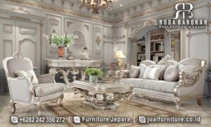Sofa Tamu Turki Klasik Bourbon Bernuansa Antik FS1424 terbuat dari kayu jati dengan finishing doff silver, sempurna untuk ruang tamu elegan Anda.