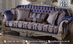 Sofa Ukir Jepara Mewah Positano Detail Halus FS1367 dihiasi ukiran elegan dan dilapisi fabric berkualitas dengan sandaran tinggi, sempurna untuk suasana klasik yang mewah.