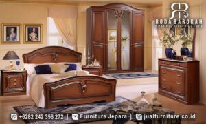 Tempat Tidur Jati Jepara Vicenza Produk Terjamin FS1333 terbuat dari kayu jati dengan finishing Holz dan kain bludru, hadir dalam desain elegan dan klasik lengkap dengan lemari pakaian.