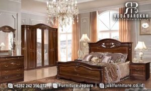 Tempat Tidur Jati Natural Cordoba Craftsmanship Jepara FS1312 hadir dengan kayu jati dan kain bludru elegant, sempurna untuk gaya klasik modern Anda.