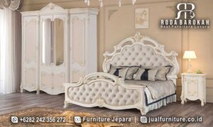 Tempat Tidur Klasik Terbaru Turki Sovrano Bahan Pilihan FS1322 terbuat dari kayu jati dengan finishing dupe dan desain ukiran elegan, sempurna untuk nuansa klasik modern.