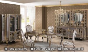 Set meja makan mewah istana modern FS1483 lengkap dengan meja makan top kaca kaki ukir list gold, kursi makan tufting beludru abu-abu, lemari hias kaca, dan sideboard dengan cermin kipas tiga panel.