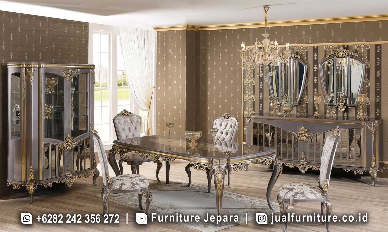 Set meja makan mewah istana modern FS1483 lengkap dengan meja makan top kaca kaki ukir list gold, kursi makan tufting beludru abu-abu, lemari hias kaca, dan sideboard dengan cermin kipas tiga panel.