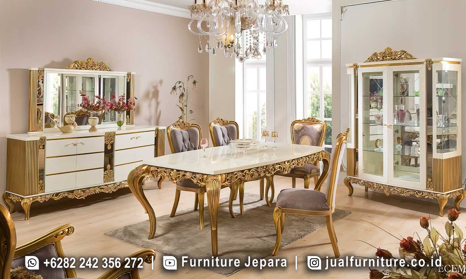 Set ruang makan mewah berkualitas FS1496 lengkap dengan meja makan top putih kaki gold reeded ukir, kursi makan beludru abu-abu, lemari hias kaca, dan sideboard cermin.