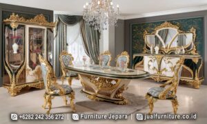 Set ruang makan mewah klasik luxury FS1481 lengkap dengan meja makan oval top kaca kaki ukir megah, enam kursi makan ukir gold, lemari hias kaca, dan sideboard dengan cermin ukir kupu-kupu.