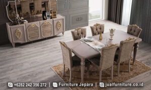Set meja makan mewah warna taupe FS1484 lengkap dengan meja makan kaki bubut klasik, empat kursi makan tufting, dan sideboard dengan cermin bergelombang aksen gold medallion.