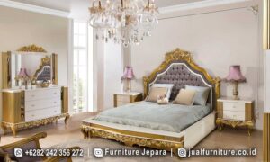 Set tempat tidur mewah sandaran kancing beludru FS1488 lengkap dengan ranjang headboard diamond tufting beludru abu lilac mahkota ukiran gold, nakas 3 laci, dan dresser 4 laci dengan cermin bingkai gold.