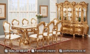Set ruang makan mewah full gold leaf FS1493 lengkap dengan meja makan kaki ukir megah, delapan kursi makan ukir gold, dan lemari hias kaca bermahkota besar.