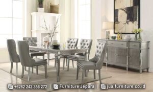 Set meja makan minimalis mewah silver metallic FS1470 lengkap dengan meja mirrored apron ukir geometris, 6 kursi high back diamond tufting velvet abu, dan sideboard mirrored 2 laci 2 pintu.